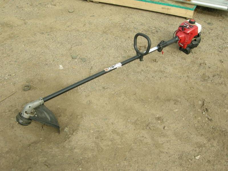 lot 9 image: Yard Machines Weed Whip