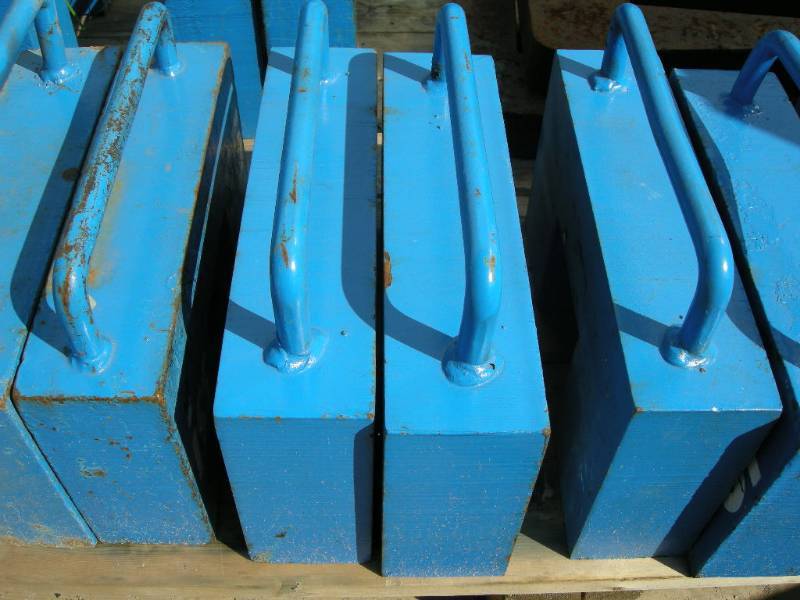 lot 15 image: Two 55lb weights