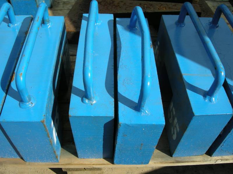 lot 16 image: Two 55lb weights