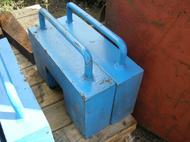 lot 18 image: Two 55lb weights