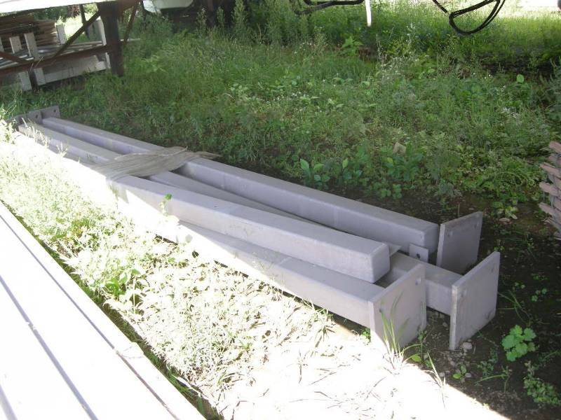 lot 27 image: 7 Steel Boltdown Columns