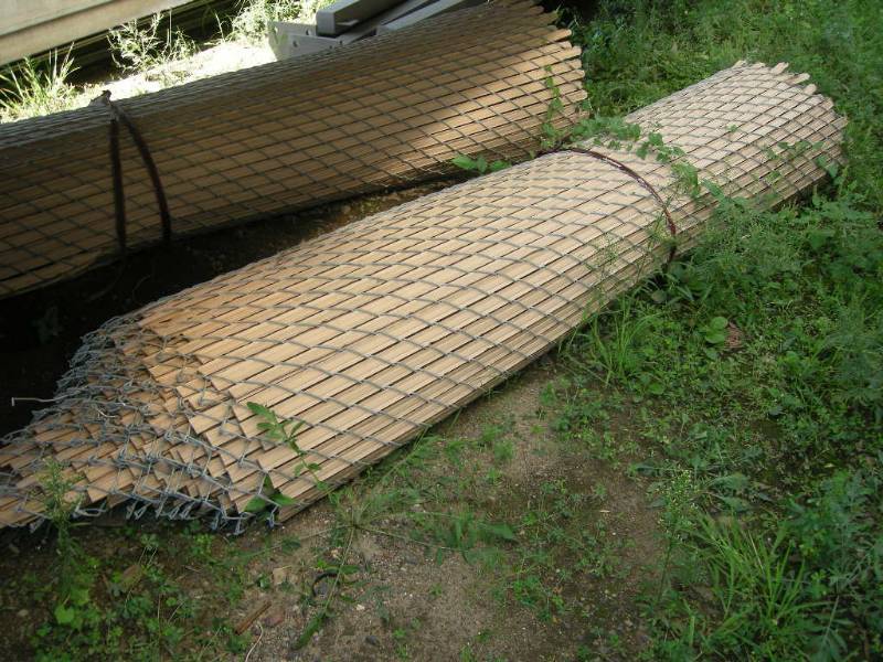 lot 28 image: Roll of 8 Privacy Fence