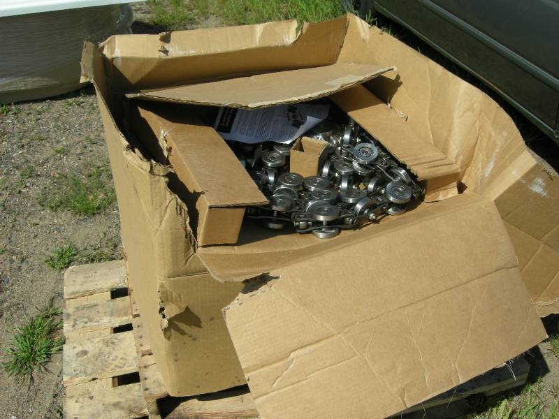 lot 31 image: Large Box Symmetrical Universal Link Chains