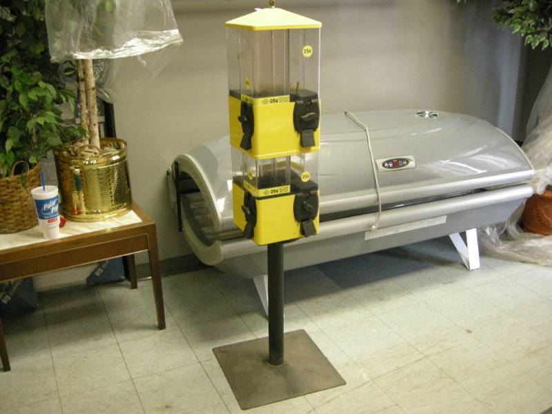 lot 109 image: U-Turn 8-Head Candy-Gumball-Toy Vending Machine