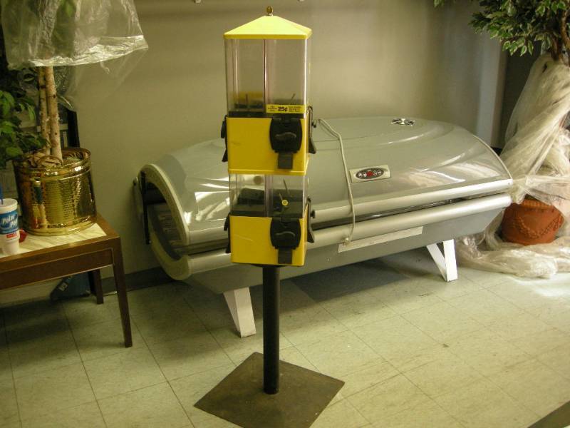 lot 110 image: U-Turn 8-Head Candy-Gumball-Toy Vending Machine