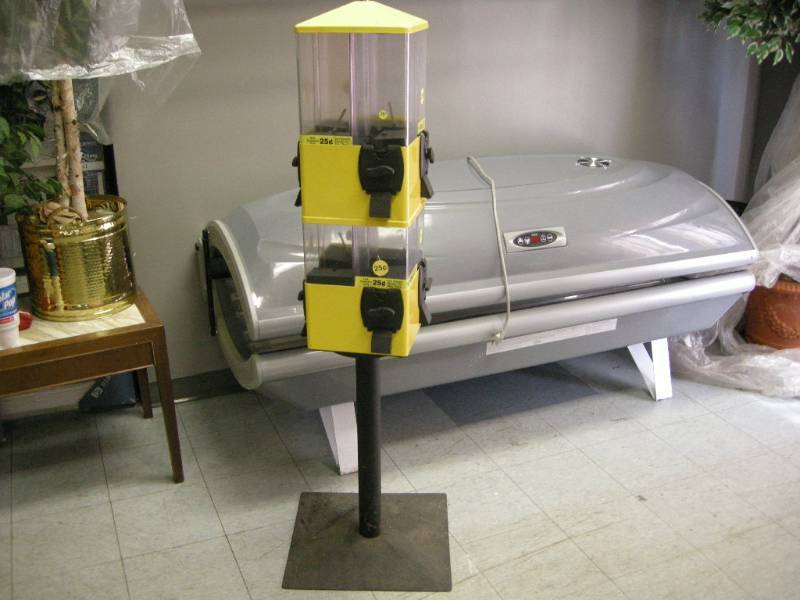 lot 111 image: U-Turn 8-Head Candy-Gumball-Toy Vending Machine