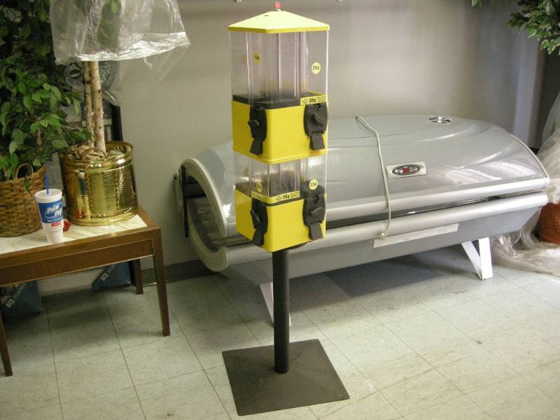 lot 112 image: U-Turn 8-Head Candy-Gumball-Toy Vending Machine