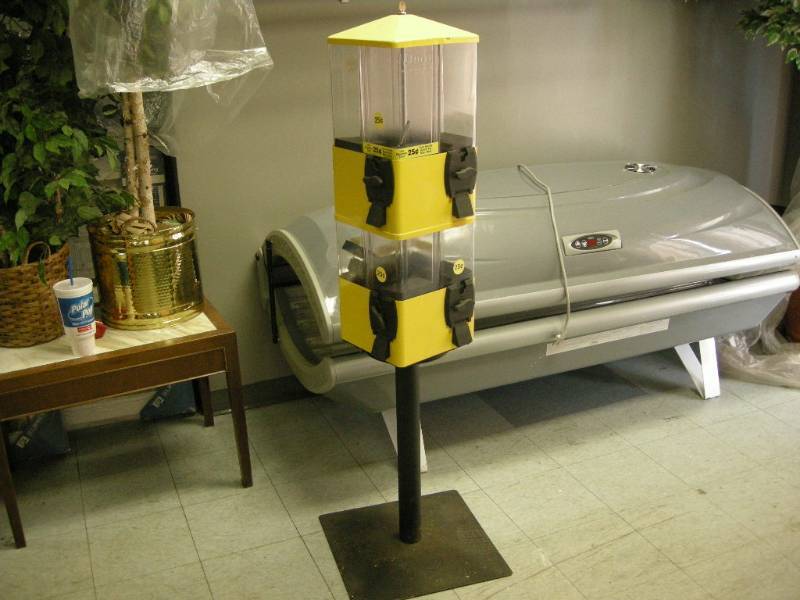 lot 113 image: U-Turn 8-Head Candy-Gumball-Toy Vending Machine