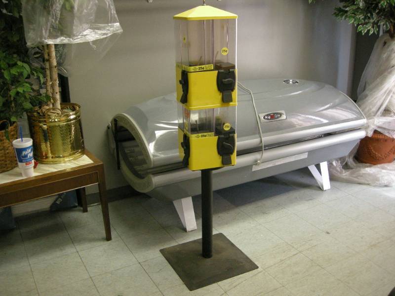 lot 114 image: U-Turn 8-Head Candy-Gumball-Toy Vending Machine