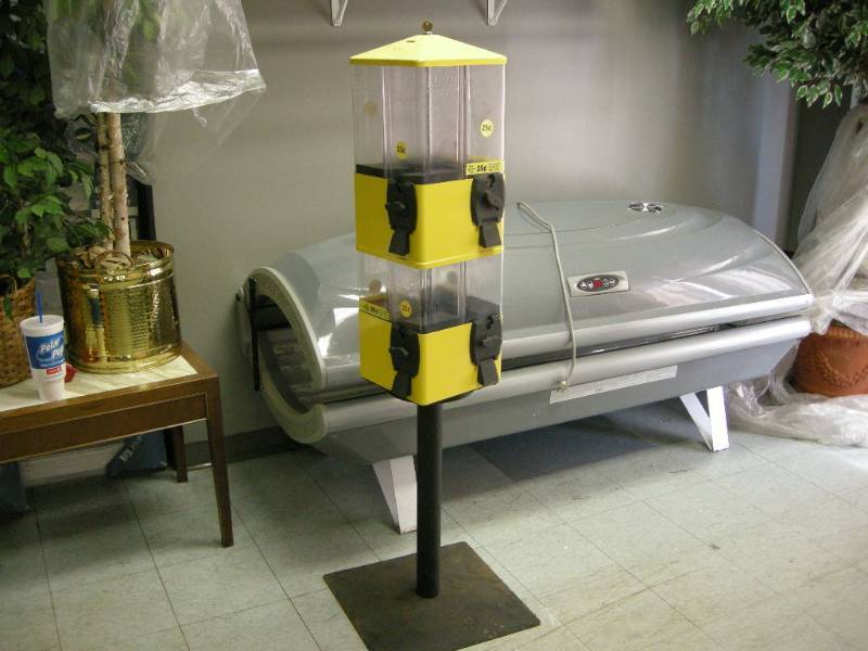 lot 115 image: U-Turn 8-Head Candy-Gumball-Toy Vending Machine