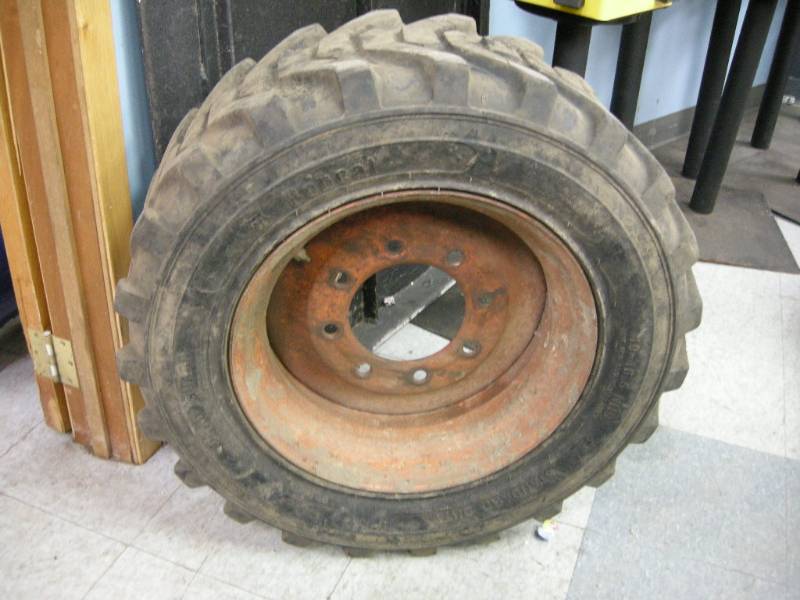 lot 118 image: Skidsteer Wide TireRim