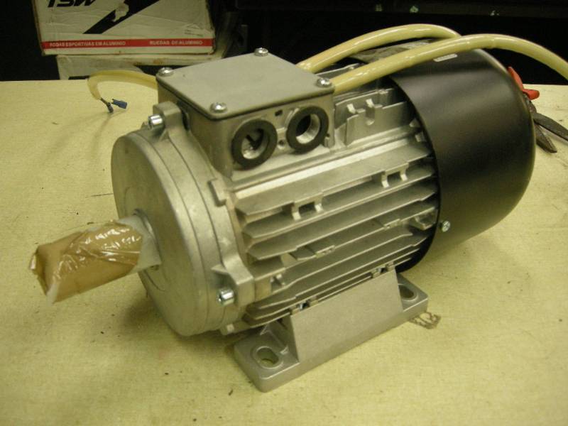 lot 132 image: Slavkov JMC 90-2L Electric Motor