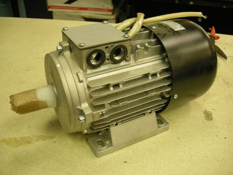 lot 133 image: Slavkov JMC 90-2L Electric Motor