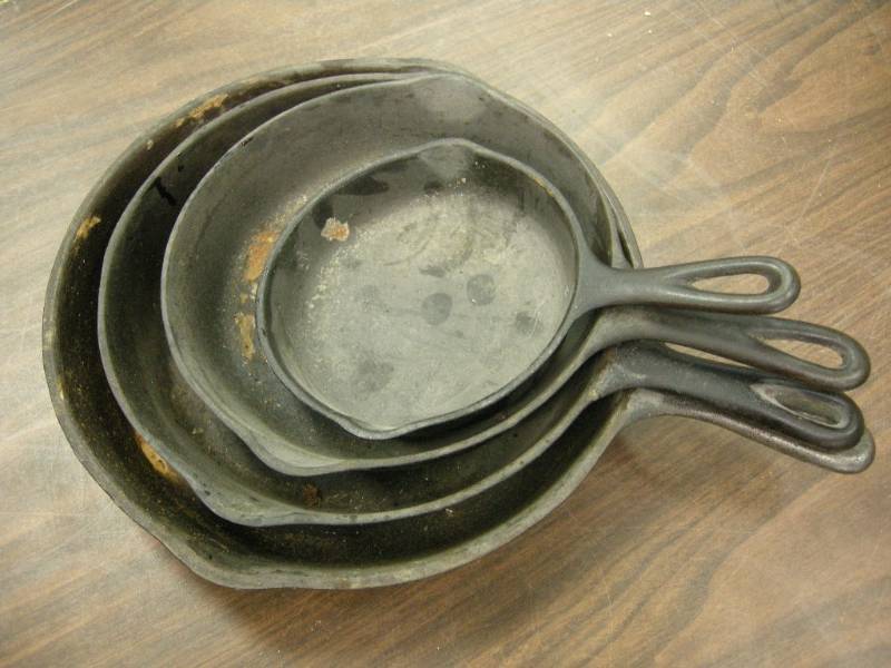 lot 139 image: Vintage Wagner Case Iron Pan Set