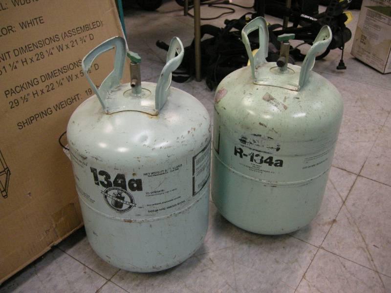 lot 206 image: 2 Cans of Refrigerant
