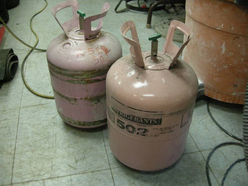 lot 208 image: 2 Cans of Refrigerant