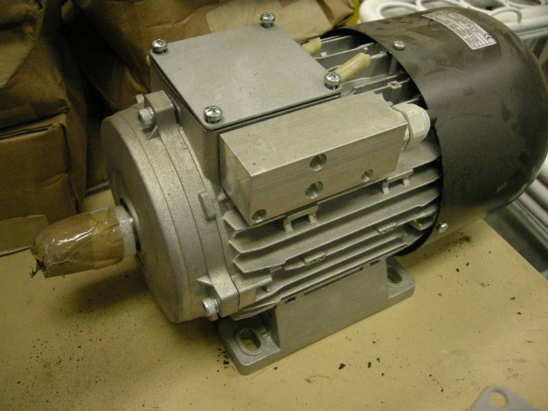 lot 230 image: Slavkov JMC 90-2L Electric Motor