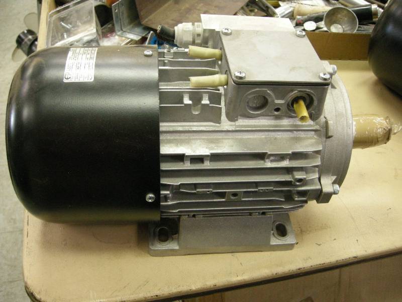 lot 250 image: Slavkov JMC 90-2L Electric Motor