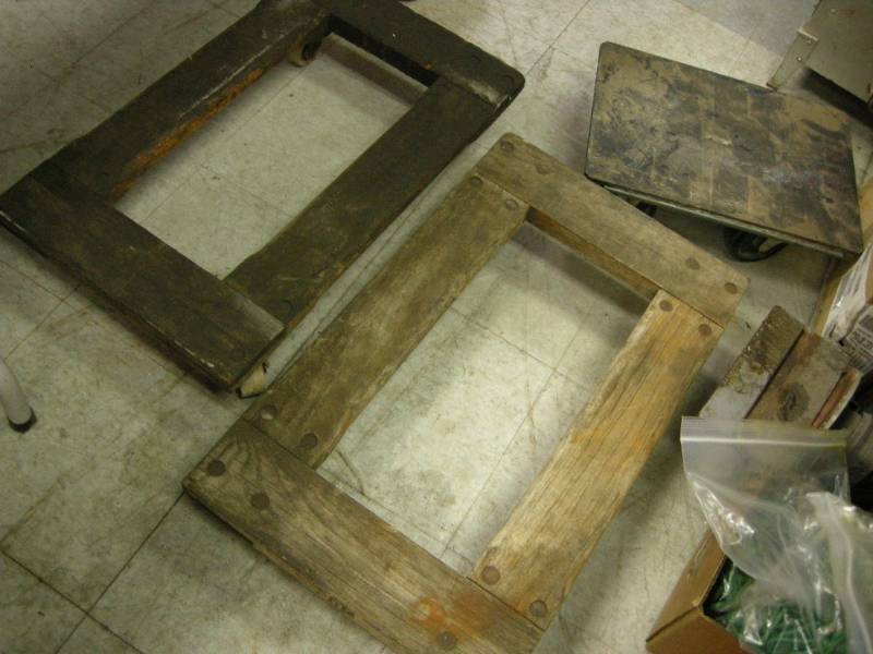 lot 258 image: 3 Rolling Carts