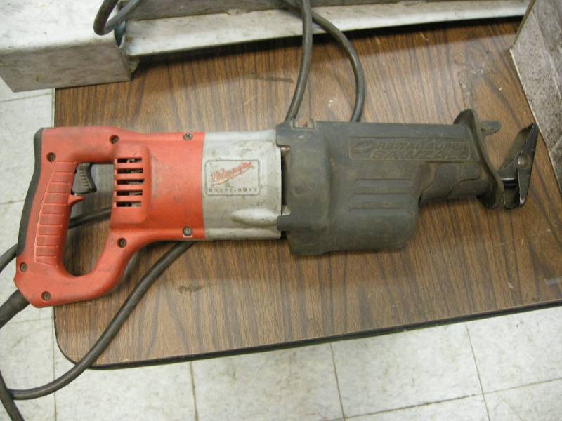 lot 272 image: Milwaukee Heavy Duty Sawzall
