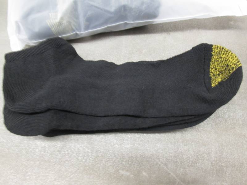 lot 61 image: 9 pair Mens Gold Toe No-Show Socks ...