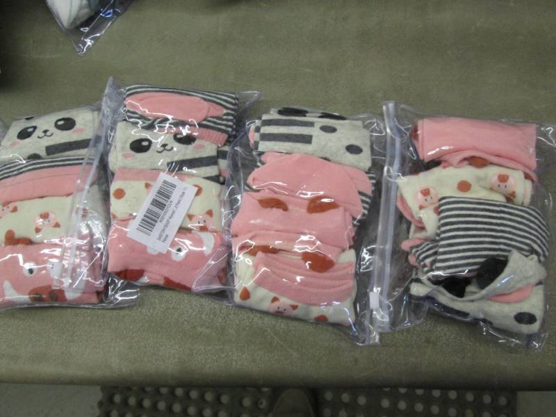 lot 75 image: 4 - 4 pks Ladies Socks...