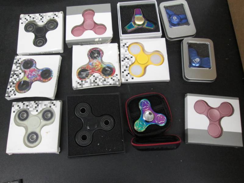 lot 81 image: Lot of 12 Fidget Spinners...