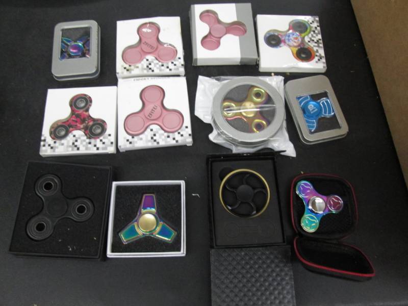 lot 84 image: Lot of 12 Fidget Spinners...