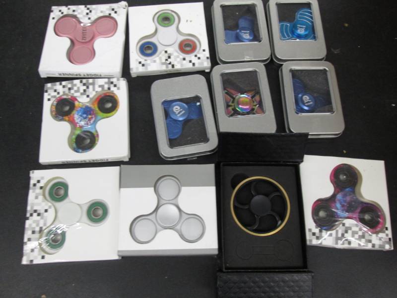 lot 85 image: Lot of 12 Fidget Spinners...