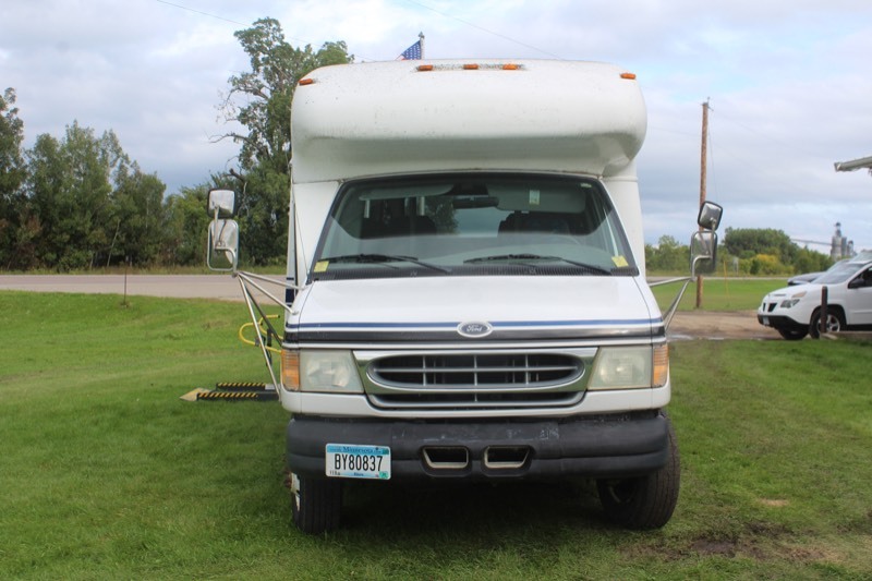 2001 Ford E450 Transit Bus - Wheelchair Lift -