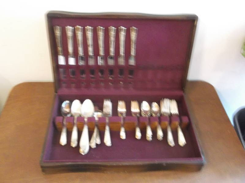 lot 2 image: Flatware