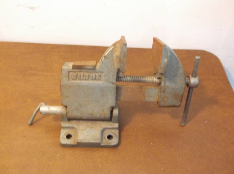 lot 23 image: Bench Vise
