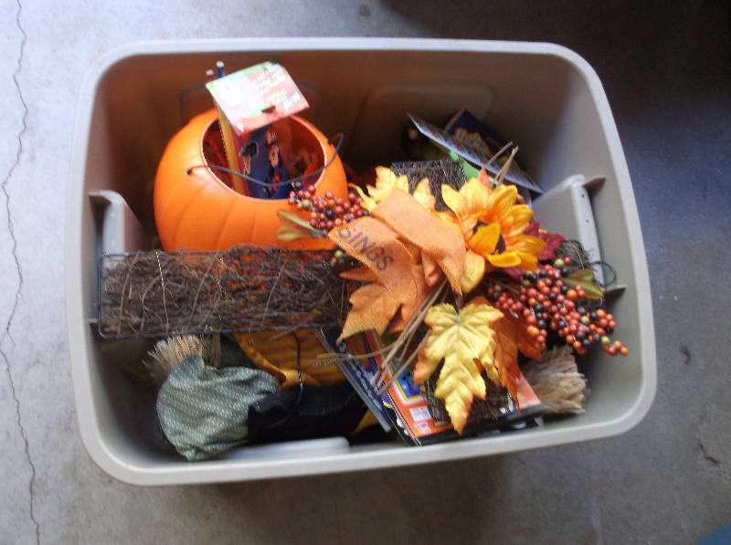 lot 39 image: Halloween Decor