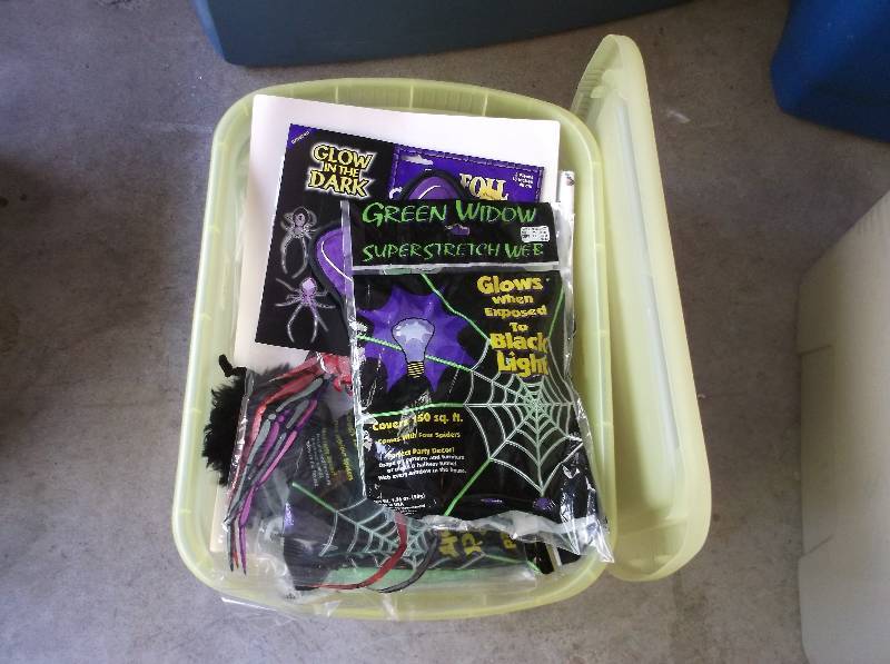 lot 40 image: Halloween Decor