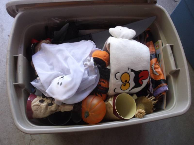 lot 41 image: Halloween Decor