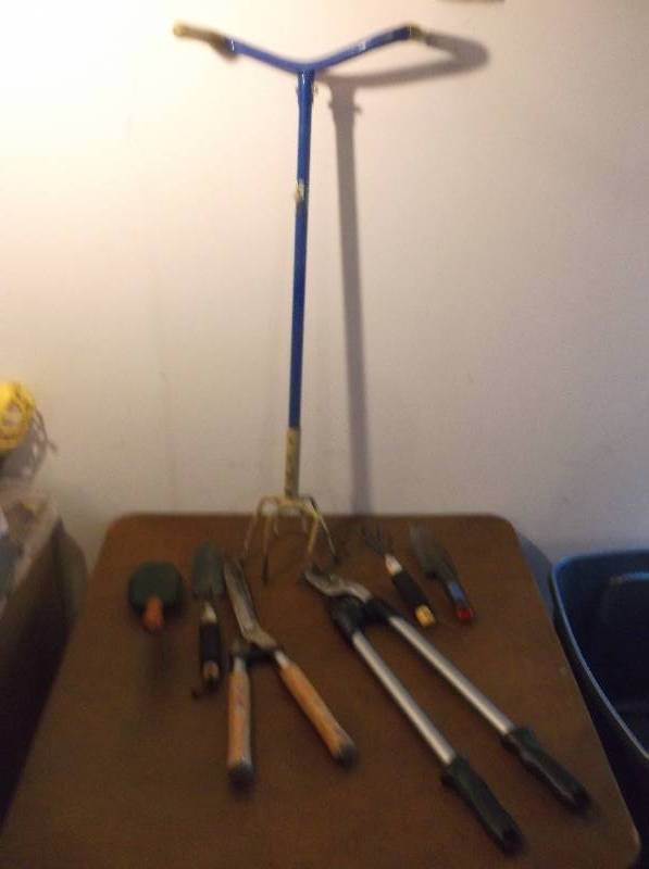 lot 75 image: Gardening Tools