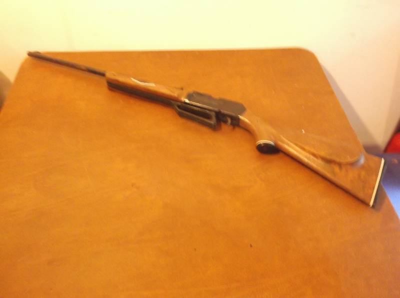 lot 79 image: Pellet Gun