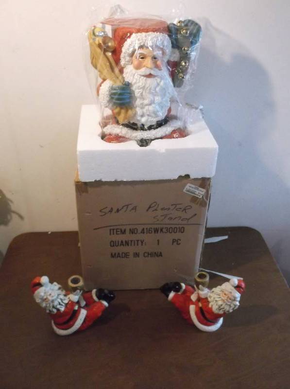 lot 108 image: Christmas Decor
