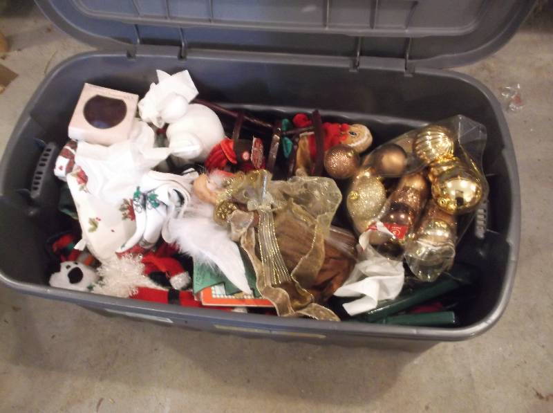 lot 109 image: Christmas Decor