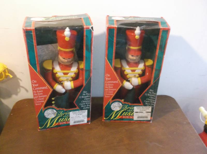 lot 111 image: Christmas Decor