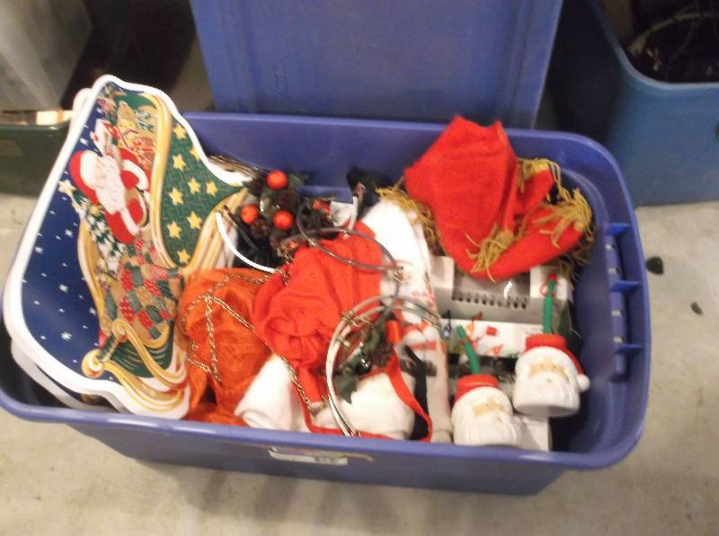 lot 112 image: Christmas Decor
