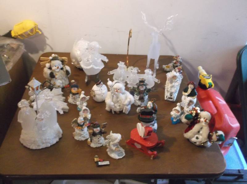 lot 117 image: Christmas Decor