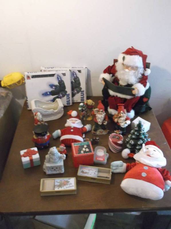 lot 120 image: Christmas Decor