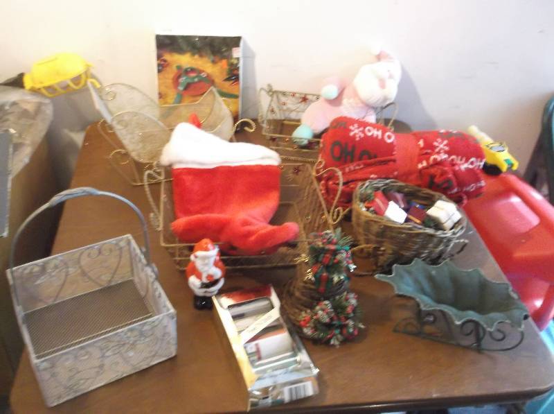 lot 121 image: Christmas Decor