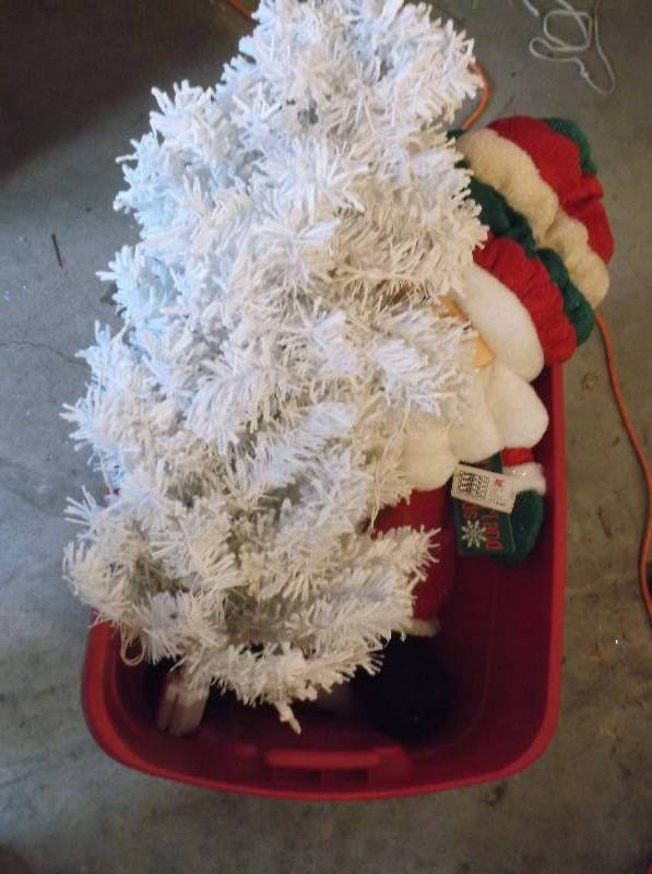 lot 122 image: Christmas Decor