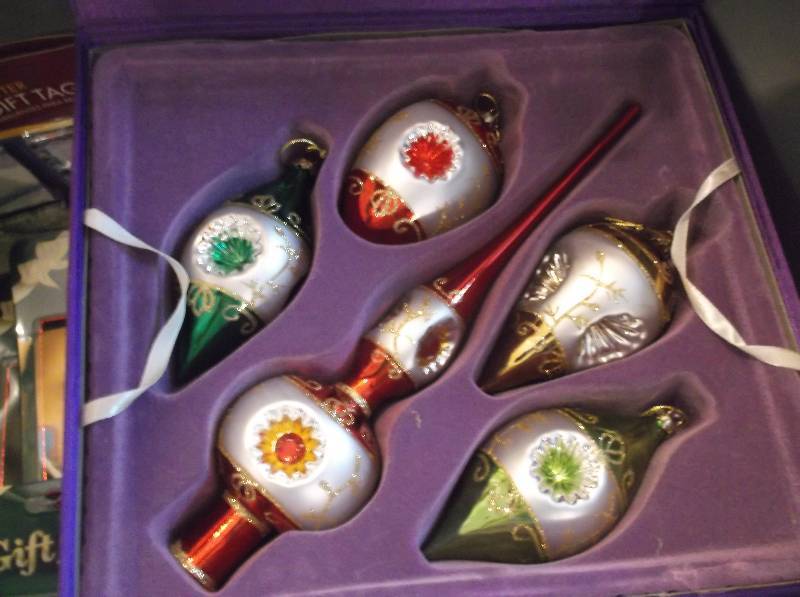 lot 126 image: Christmas Decor