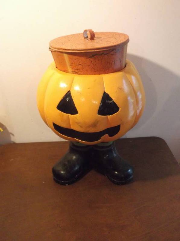 lot 127 image: Halloween Decor