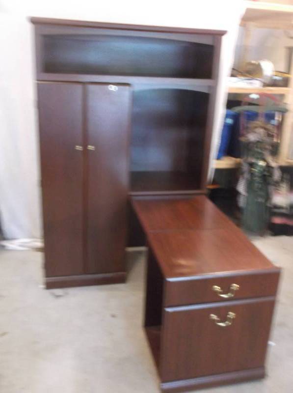 lot 131 image: Computer Desk