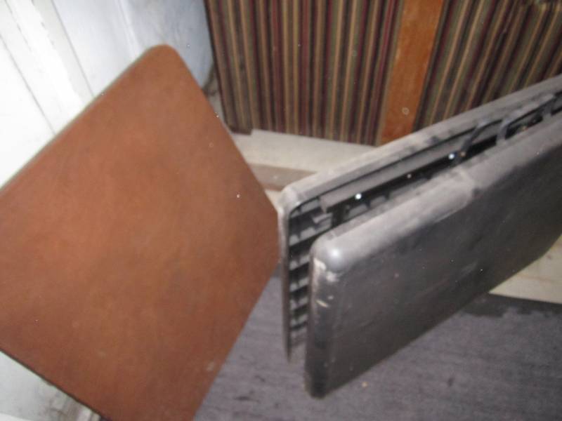 lot 302 image: 3 folding tables