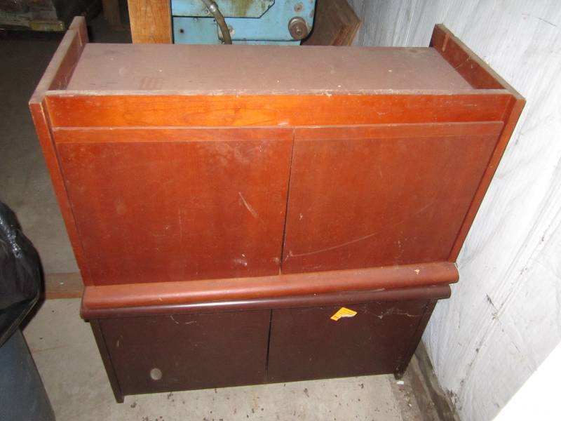 lot 303 image: 2 cabinets